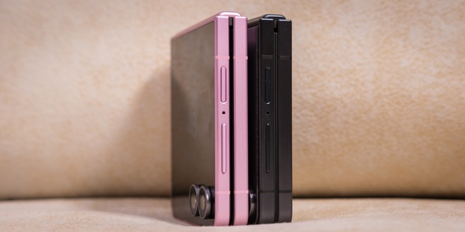 Z Flip8 (links) naast de Z Flip7
