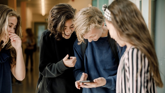 Smartphone jongeren kinderen bron: Maskot / Getty Images
