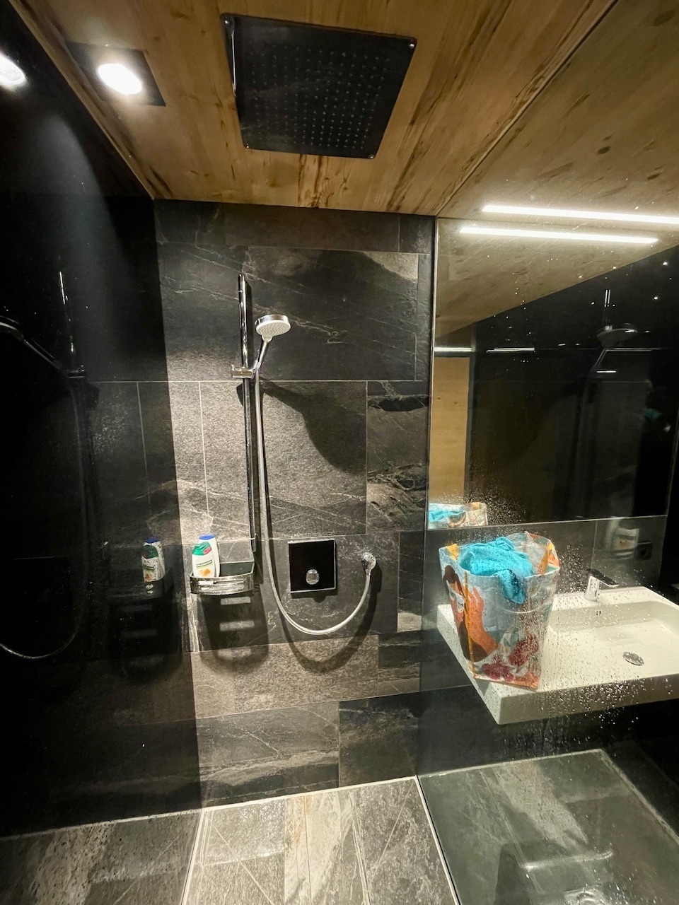 Afbeeldingslocatie: https://tweakers.net/i/y0VwqG61KIXntlkxj7_BrbwUBGo=/fit-in/4920x3264/filters:max_bytes(3145728):no_upscale():strip_icc():strip_exif()/f/image/AocAdqcBkDGNCgw5gEIpAuxR.jpg?f=user_large
