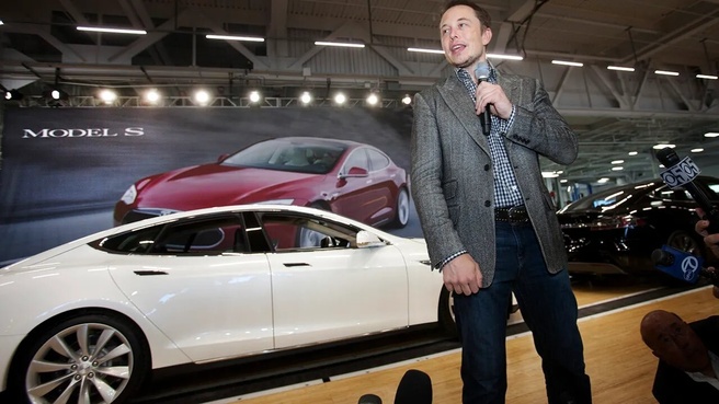 Elon Musk bij de start van de productie van de Model S