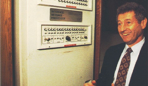 Leonard Kleinrock met de IMP Leonard Kleinrock met de IMP