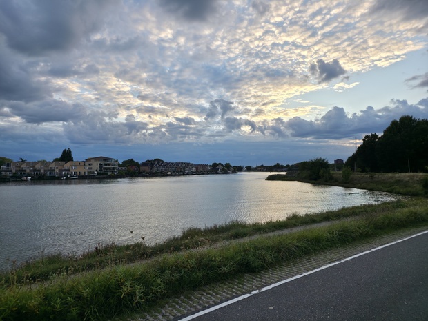 Afbeeldingslocatie: https://tweakers.net/i/ydNeCCvmpxWerL4O0e7dXGlOd6Y=/620x/filters:strip_icc():strip_exif()/m/377273/1V1O48yiWJ0UxiF6S6N35ZQEg5OSPOjQlXWaqJTIFIp4NU7sEs.jpeg?f=620xauto