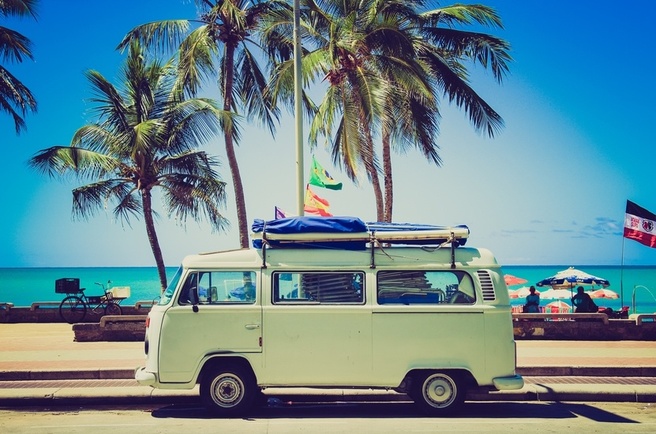 VW-busje bij het strand
