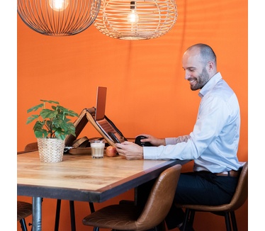 R-Go Tools R-Go Viva 15.6" Laptoptas, Full Grain Leather (LWG gecertificeerd), Geïntegreerde laptopstandaard, Schouderband, Bruin