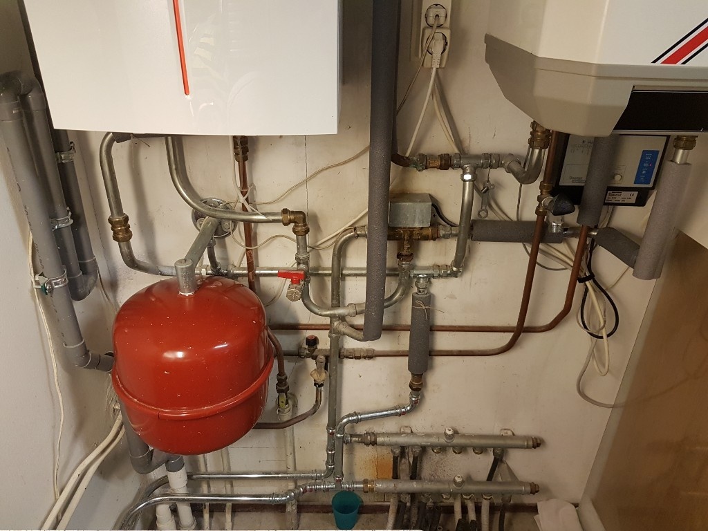 Leidingwerk van Bosch Eurostar 25 VRC ketel met Nibe PCU-35-6 voor tapwater