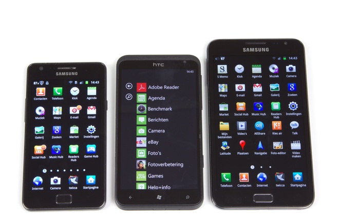 Galaxy Note (rechts), naast de HTC Titan en Samsung Galaxy S II